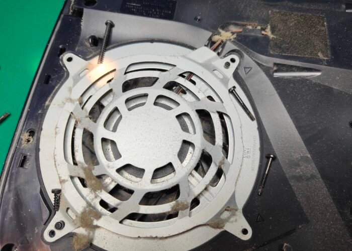Another view of the dust on the top fan intake guide of this PlayStation 5, which we take off to reach the cooling fan.